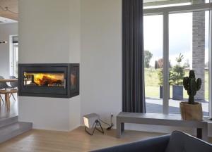 Een driezijdige haard die overal in huis opvalt - Meteor