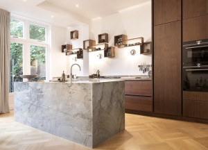 Houten maatwerkkeuken met kwartsiet eiland | Kitchenstudio - Kitchenstudio