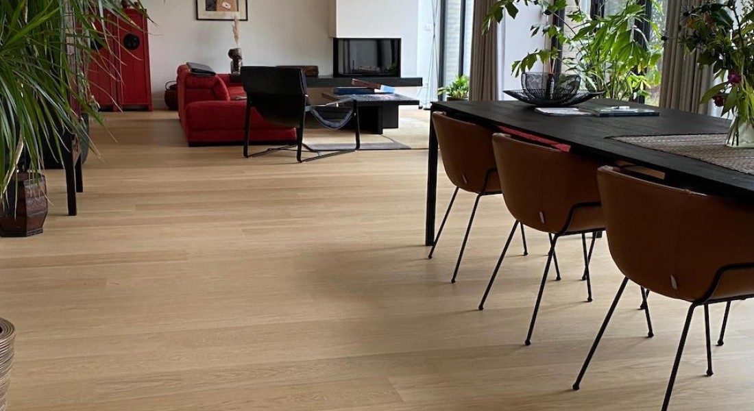 Houten vloer versus PVC: de voor- en nadelen op een rij Houten vloer versus PVC: de voor- en nadelen op een rij