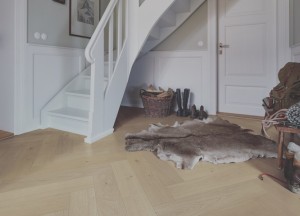 Wanneer moet je een houten vloer schuren? Dit zijn de signalen