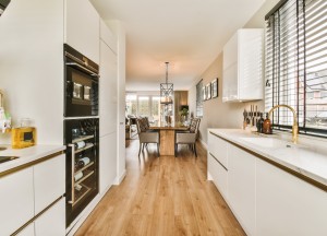 Zo houd je jouw keukenvloer als nieuw: tips voor onderhoud en schoonmaak