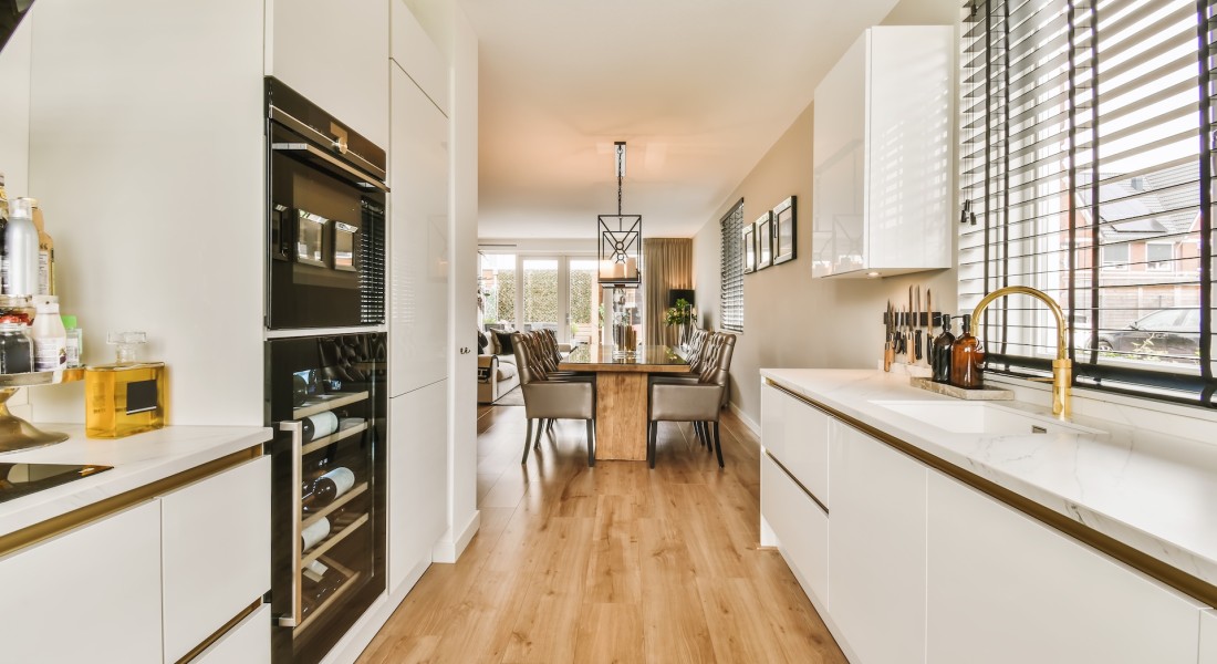 Zo houd je jouw keukenvloer als nieuw: tips voor onderhoud en schoonmaak