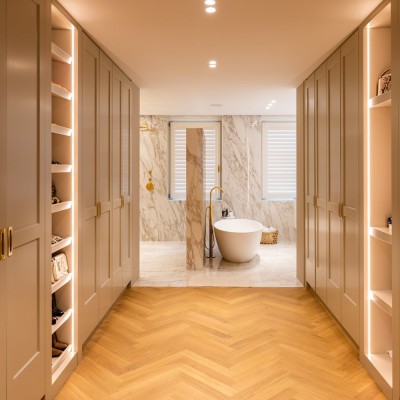 FotoBinnenkijken: luxe badkamer met goud en marmer