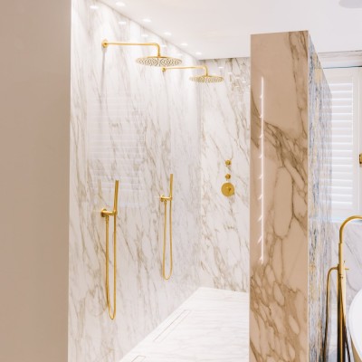 FotoBinnenkijken: luxe badkamer met goud en marmer