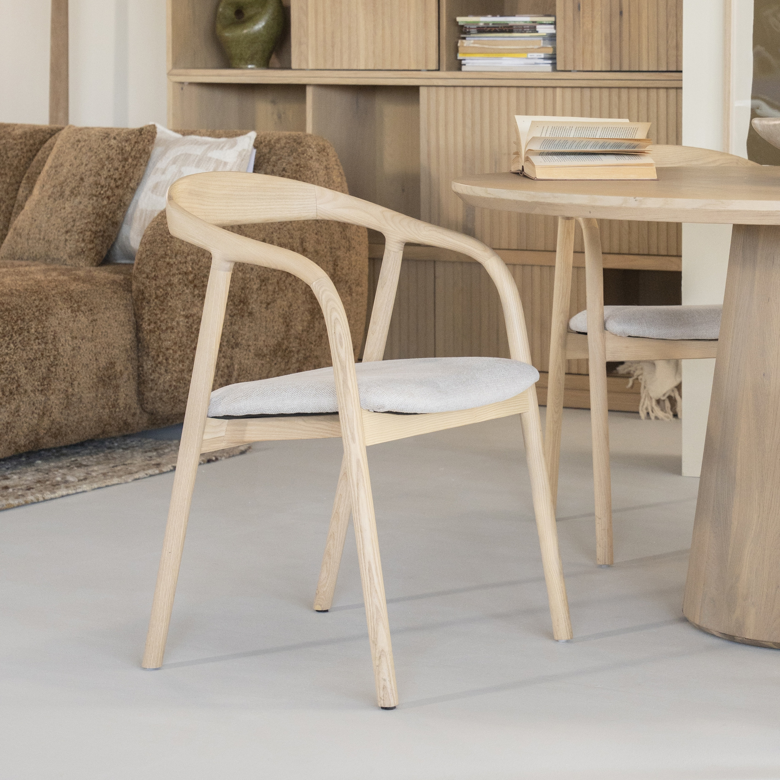 Eetkamerstoelen en fauteuils in Japandi stijl – - UW-woonmagazine.nl